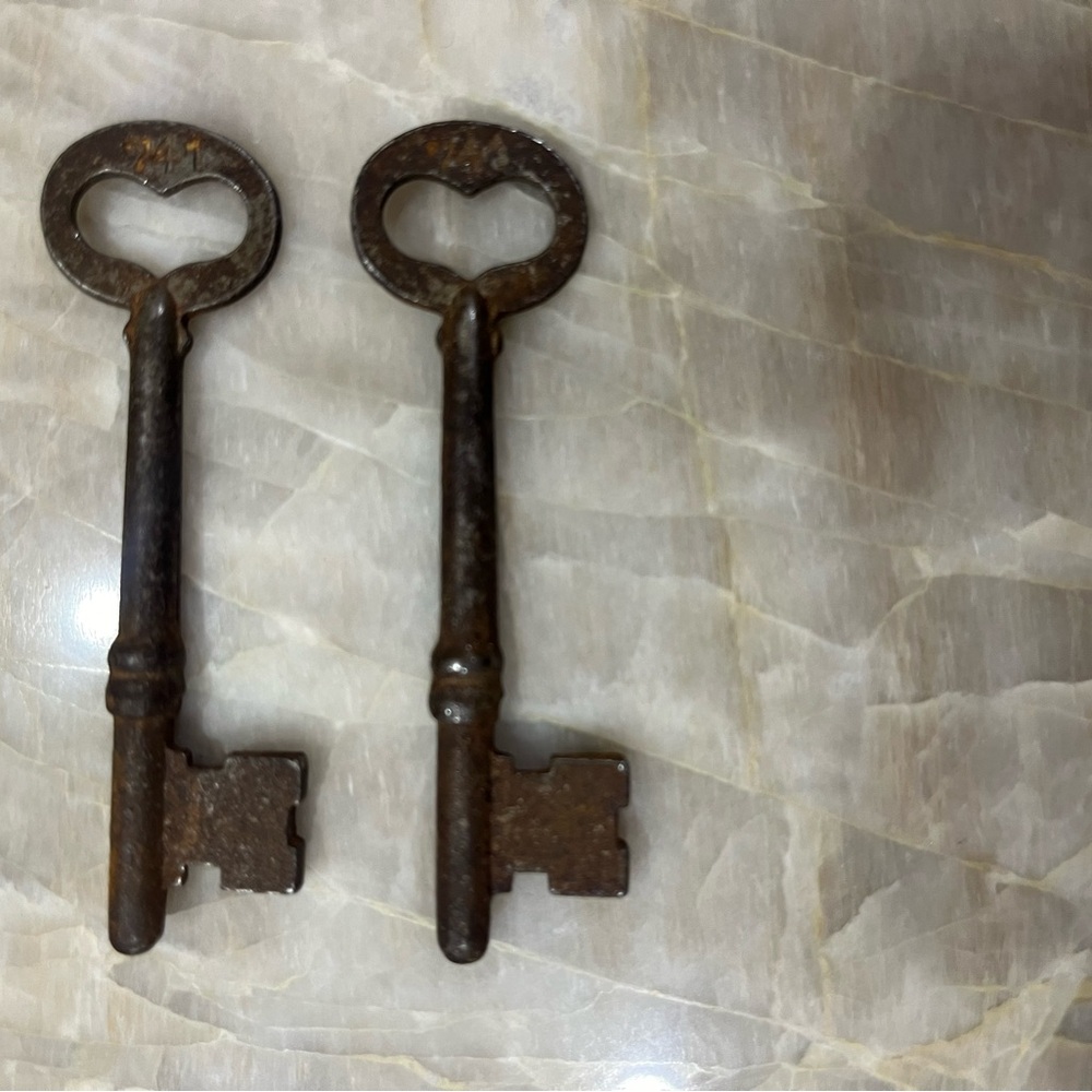 Two skeleton keys - Picture 2 of 2
